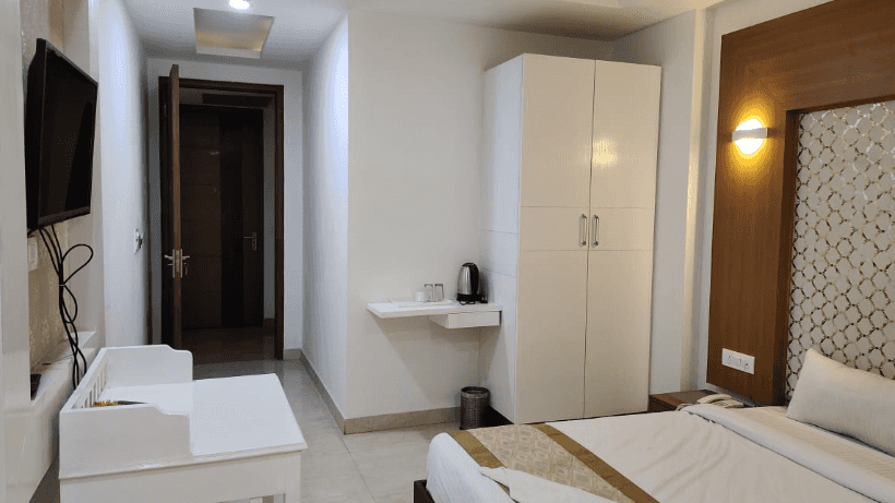 1890 SERVICE APARTMENT