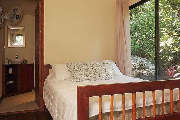 Apas Room: Private Room with Private Bath & A/C