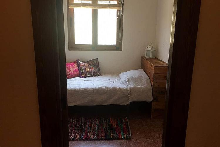 Kamar pribadi yang nyaman di wisma (kamar mandi bersama)