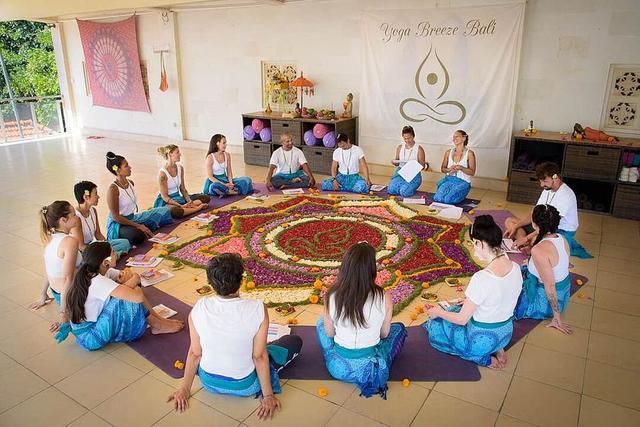 25 Araw 200 Oras Hatha Vinyasa Yoga Teacher Training sa Bali