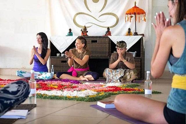 25 Araw 200 Oras Hatha Vinyasa Yoga Teacher Training sa Bali