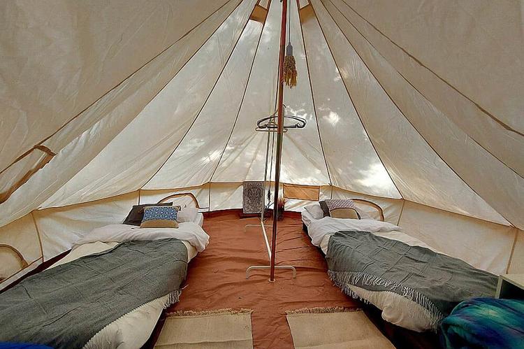 Ibinahagi ang kambal na silid sa glamping tent